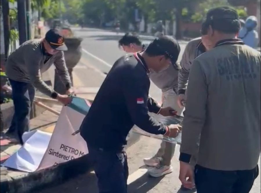 Satpol PP Kota Denpasar kembali melaksanakan kegiatan penertiban baliho, spanduk, banner, umbul-umbul, dan pamflet yang terpasang di fasilitas umum, Rabu (10/6/2026). (foto/sukadana)