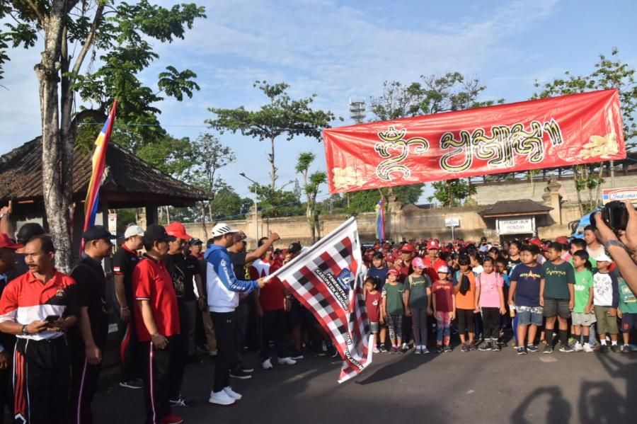 Peringati Hari HIV/AIDS, Suiasa Lepas Jalan Santai Karang Taruna Desa Mengwi