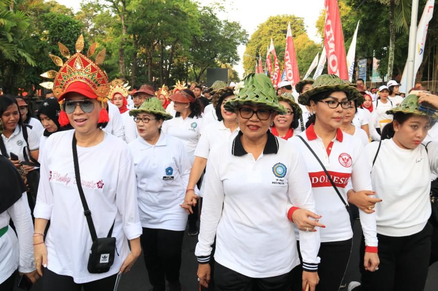 podiumnews.com-Ny. Putri Koster: Yuk, Kita Lebih Sering Jalan Santai Bertemu Masyarakat!