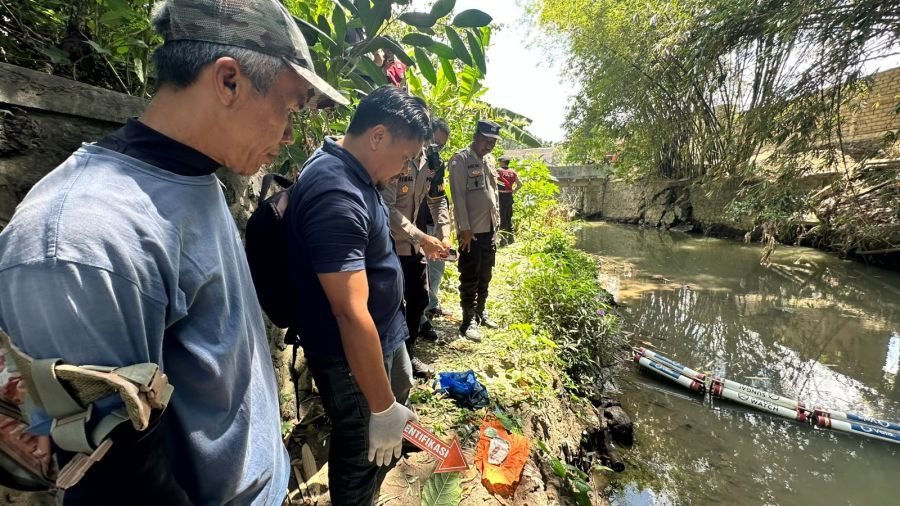 Polisi memeriksa lokasi penemuan jasad orang di aliran Sungai Shortcut di Banjar Pengembungan, Desa Pererenan, Mengwi, Kabupaten Badung, Bali. (foto/hes)