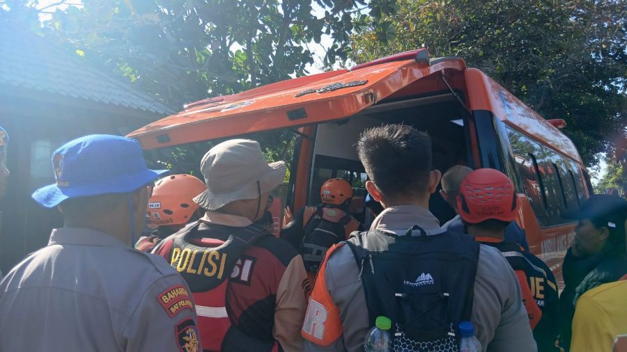 Petugas mengevakuasi mayat korban yang terseret arus di Pantai Pererenan, Kecamatan Kuta Utara, Kabupaten Badung, Bali, Senin (13/7/2026). (foto/hes)