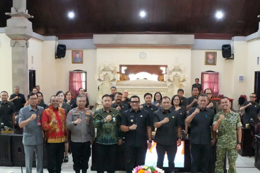 Bupati Tabanan, Dr. I Komang Gede Sanjaya, S.E., M.M., dalam penyampaian Jawaban dan Penjelasan Bupati atas Pemandangan Umum Fraksi-Fraksi DPRD Kabupaten Tabanan pada Rapat Paripurna ke-15 Masa Persidangan III Tahun Sidang 2026, di Ruang Rapat DPRD Kabupaten Tabanan, Bali, Jumat (9/10/2026). (foto/prokopimtabanan)