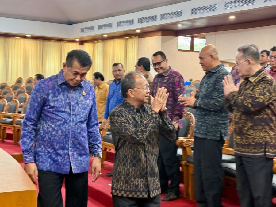 Gubernur Bali, Wayan Koster saat memberikan jawaban atas pandangan umum fraksi-fraksi DPRD Provinsi Bali dalam Rapat Paripurna ke-56 DPRD Provinsi Bali Masa Persidangan I Tahun Sidang 2026–2027, di Denpasar, Bali, Jumat (30/10/2026). (foto/sukadana)