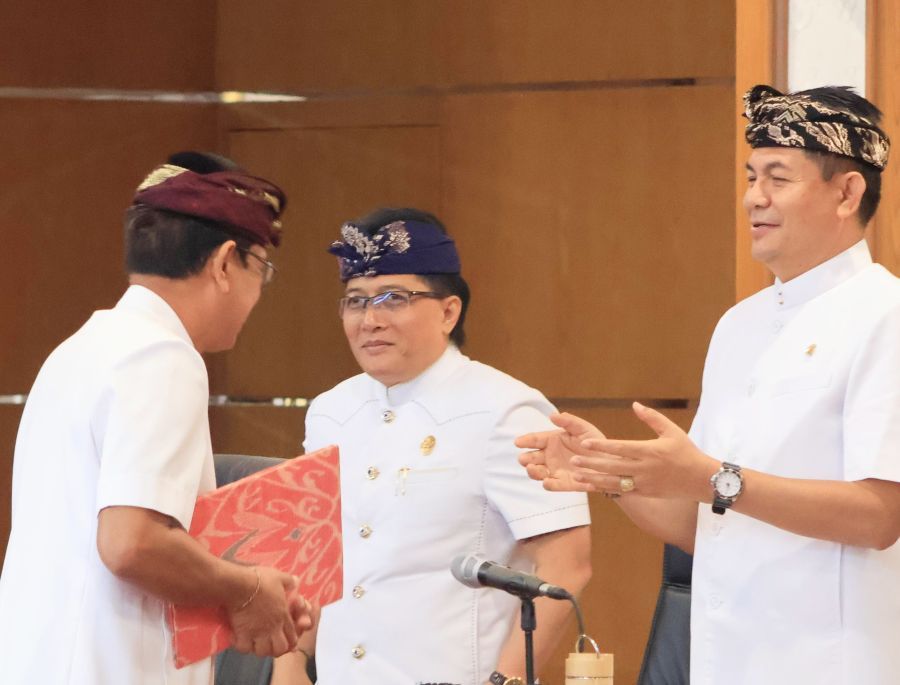 Gubernur Bali Wayan Koster memberi jawaban atas Pandangan Umum Fraksi DPRD Provinsi Bali terhadap Rancangan Peraturan Daerah (Raperda) tentang Pertanggungjawaban Pelaksanaan Anggaran Pendapatan dan Belanja Daerah (APBD) Provinsi Bali Tahun Anggaran 2025 yang dibacakan oleh Wakil Gubernur Bali, I Nyoman Giri Prasta, pada Rapat Paripurna DPRD Provinsi Bali di Gedung DPRD Provinsi Bali, di Renon, Denpasar, Selasa (14/7/2026). (foto/sukadana)