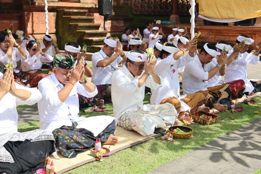 Wali Kota Denpasar I Gusti Ngurah Jaya Negara memimpin persembahyangan bersama Rahina Tumpek Wayang di Pura Agung Jagatnatha Denpasar, Sabtu (14/3/2026). (foto/sukadana)