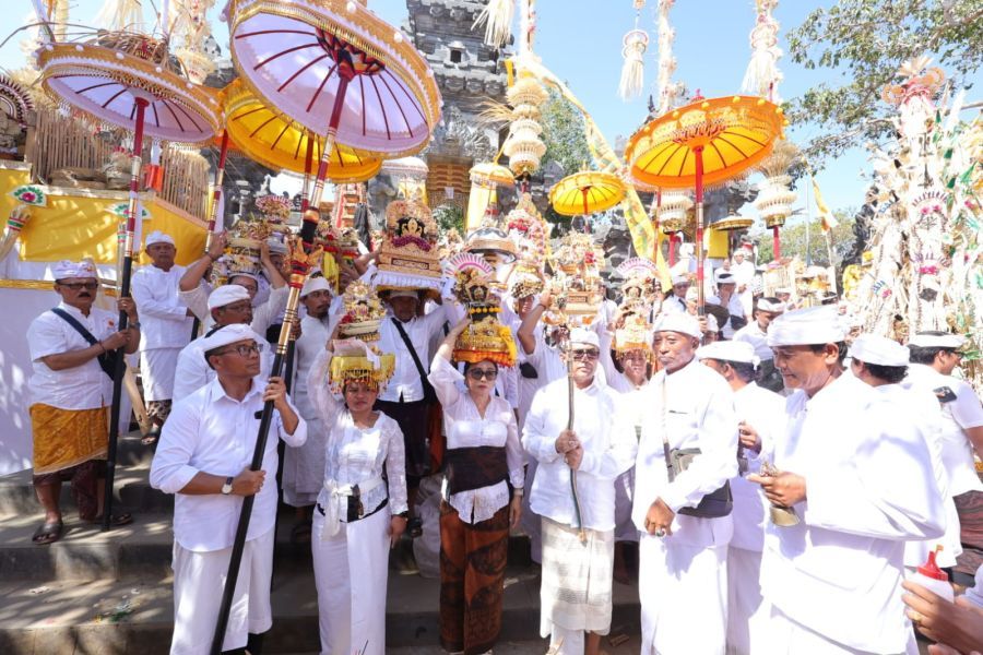 KHIDMAT: Umat Hindu mengikuti Puncak Karya Padudusan Agung Menawa Ratna di Pura Dang Kahyangan Payogan Agung Segara Rupek, Buleleng, Minggu (14/6/2026). (foto/sukadana)