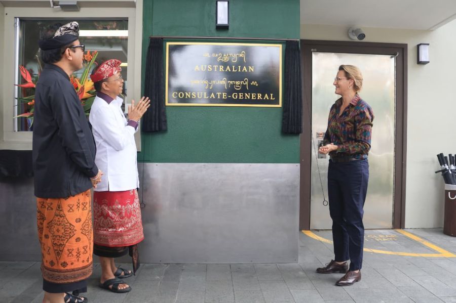 Gubernur Koster bersama Konjen Australia Jo Stevens meresmikan papan nama Konsulat-Jenderal Australia yang kini menggunakan aksara Bali sebagai bentuk penghormatan budaya. (foto/sukadana)