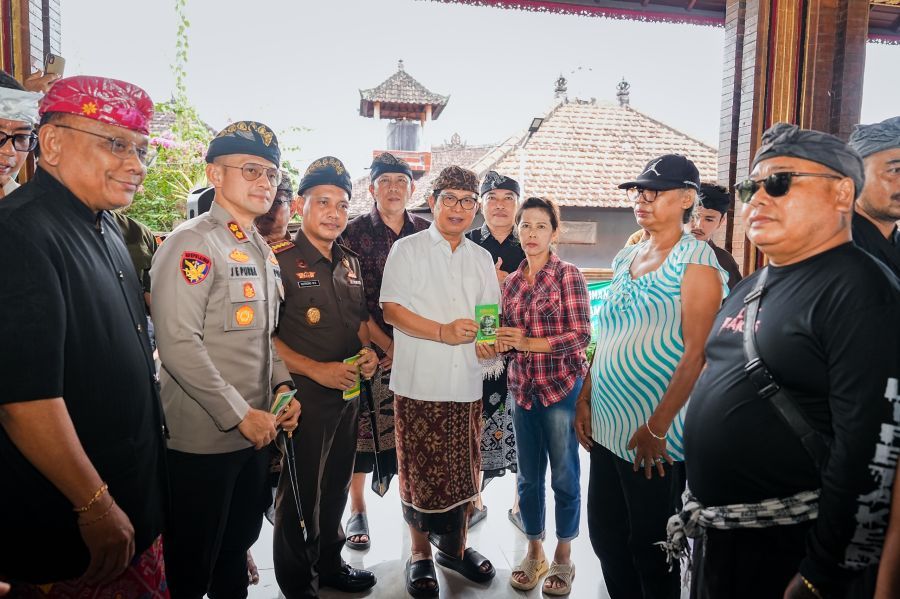 podiumnews.com-Jelang Galungan, Bupati Badung Serahkan Bantuan Rp2 Juta ke 82 Ribu KK