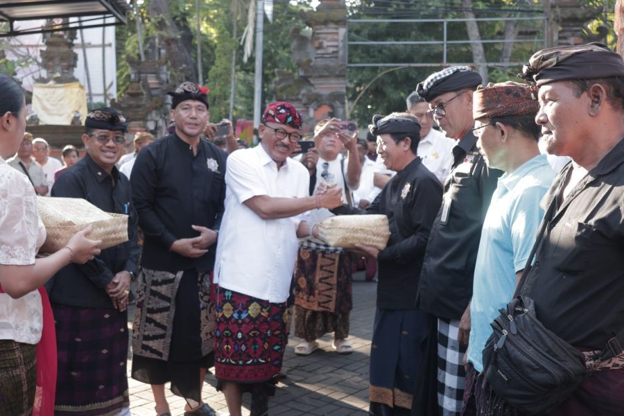 Jelang hari Raya Galungan dan Kuningan, PHDI Kota Denpasar bersama Bakesbangpol Kota Denpasar membagikan 300 paket daging babi kepada para pecalang, Bendesa Adat, dan masyarakat, di halaman Kantor Bakesbangpol Kota Denpasar, Bali, Senin (15/6/2026). (foto/sukadana)