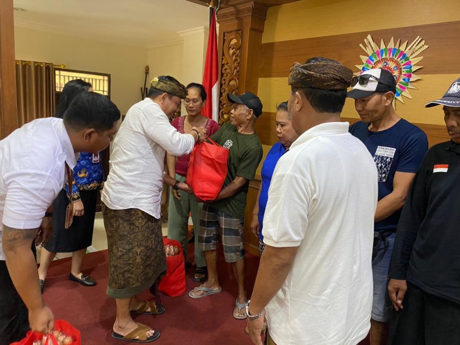 podiumnews.com-Jelang Galungan, RSUD Wangaya Kunjungi Warga dan Bagikan Tali Asih