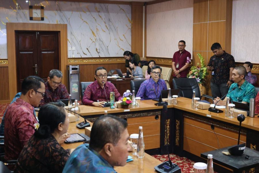 Pemerintah Kota Denpasar bersama Tim Pengendalian Inflasi Daerah (TPID) Kota Denpasar melaksanakan High Level Meeting (HLM) di Ruang Rapat Praja Madya Kantor Walikota Denpasar, Bali, Selasa (10/3/2026). (foto/sukadana)