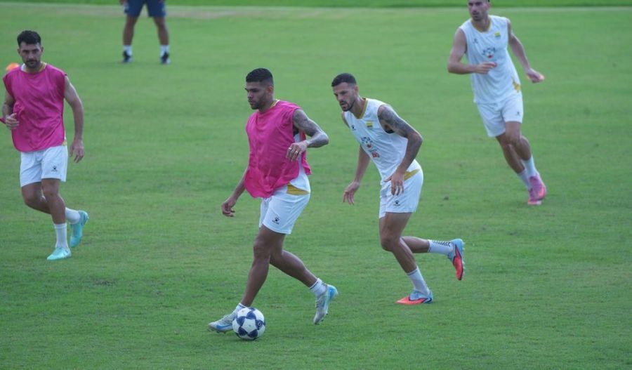 Pemain Persib Bandung Berguinho, Matricardi, Rakha dan pemain lainnya tampak berlatih di Bali, sebelum menghadapi Selangor FC di Malaysia. (persib.co.id)