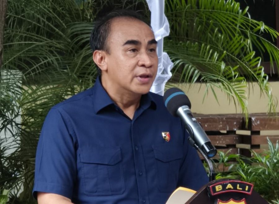 Direktur Resnarkoba Polda Bali Kombespol Radiant memberi penjelasan di antara acara pemusnahan barang bukti narkoba di Mapolda Bali, Denpasar, Kamis (18/12/2025). (foto/hes)