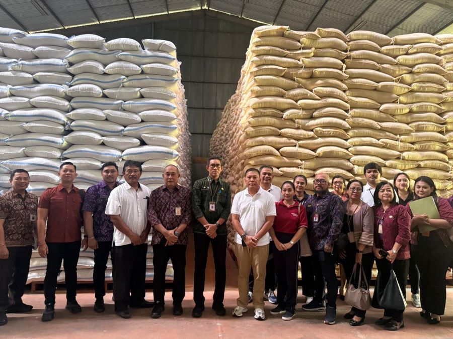 Asisten Perekonomian dan Pembangunan Setda Kota Denpasar Ida Bagus Alit Adhi Merta, dan anggota TPID Kota Denpasar saat melaksanakan monitoring ketersediaan stok pangan menjelang Hari Raya Nyepi dan Idulfitri, di Gudang Bulog Sempidi, Kabupaten Badung, Bali, Jumat (13/3/2026). (foto/sukadana)