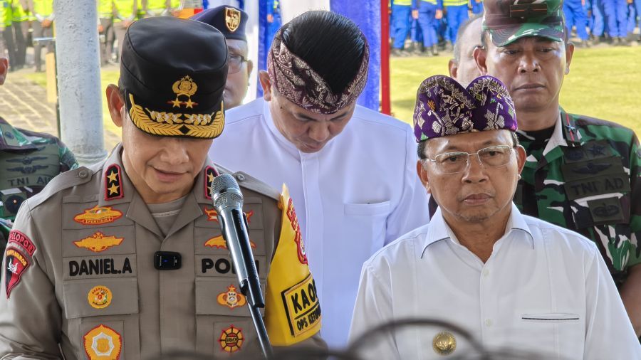 Kapolda Bali Irjen Pol Daniel Adityajaya bersama Gubernur Bali Wayan Koster memberi penjelasan setelah apel gelar pasukan Operasi Ketupat Agung 2026 di Lapangan Iptu Soetarjo, Mako Brimob Polda Bali, Tohpati, Denpasar, Bali, Kamis (12/3/2026). (foto/hes)