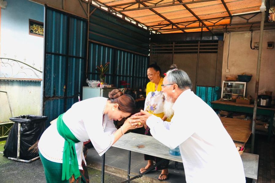 Ketua WHDI Badung Ny. Yunita Alit Sucipta saat kegiatan Tali Kasih kepada sulinggih di Kecamatan Mengwi, Minggu (15/3/2026). (sukadana)