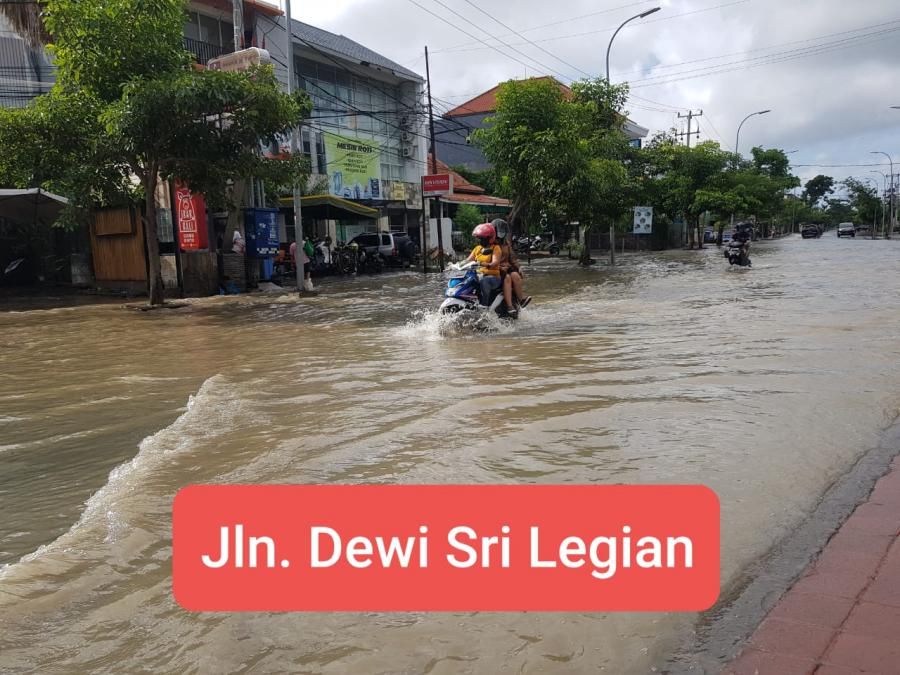 podiumnews.com-Hujan Deras Disertai Petir Merendam Sejumlah Lokasi di Kuta
