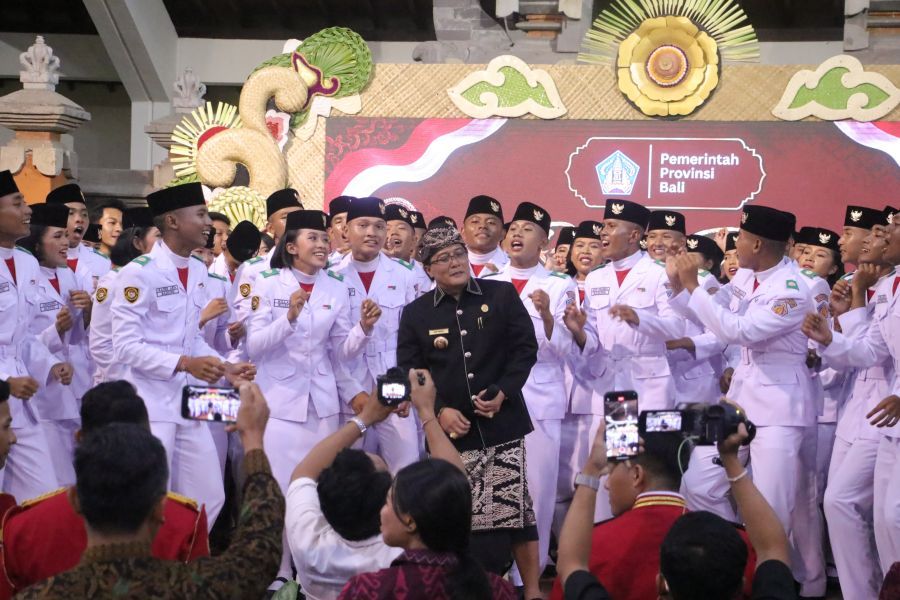 Wakil Gubernur Bali Nyoman Giri Prasta, mewakili Gubernur Bali Wayan Koster, hadir bersama anggota Paskibraka, pelatih, purna Paskibraka, guru, orang tua, serta jajaran Pemerintah Provinsi Bali dalam acara ramah tamah di Gedung Wanita Narigraha, Renon, Denpasar, Bali, Senin (17/8/2026) malam. (foto/sukadana)