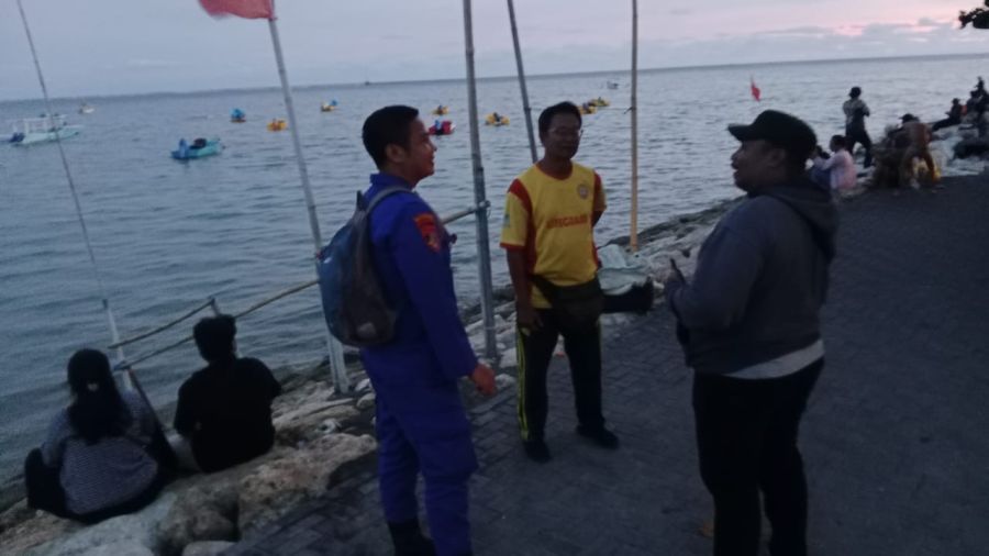 Tim Basarnas dan Tim SAR Polda Bali masih mencaria nelayan bernama I Wayan Dana, sehubungan ditemukanya jukung yang terombang-ambing di perairan Pantai Karang Sanur, Denpasar, Bali, Kamis (20/11/2025) (foto/hes)