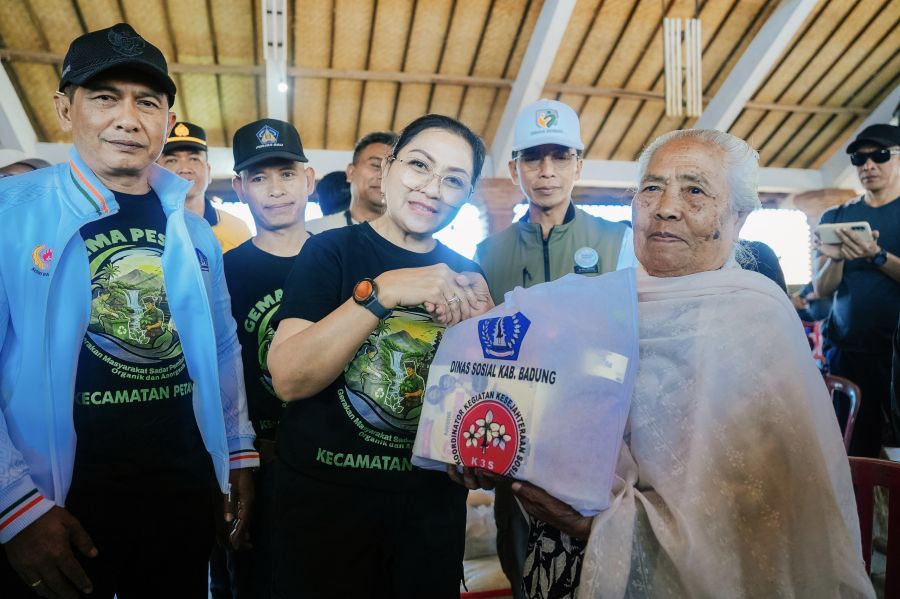 podiumnews.com-K3S Badung Serahkan Bingkisan Kepada 85 Veteran di Petang dan Abiansemal