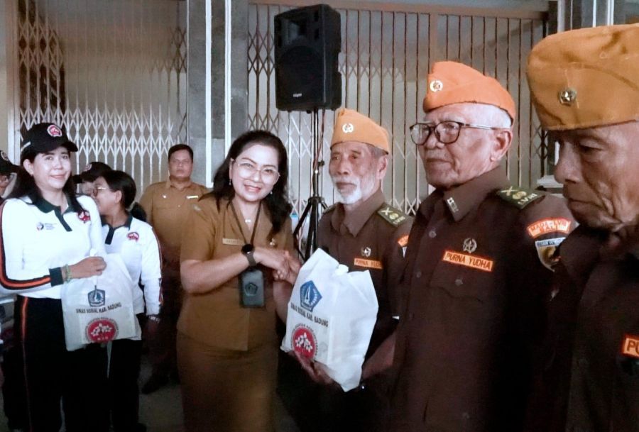 podiumnews.com-K3S Badung Serahkan Bingkisan Sembako Kepada 113 Veteran di Mengwi