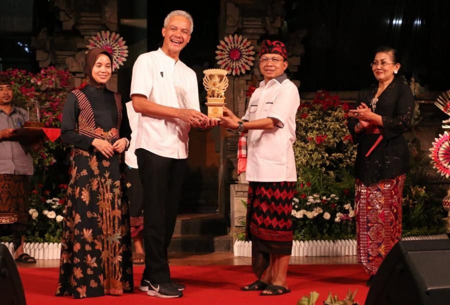 podiumnews.com-Bertemu KAGAMA, Gubernur Koster Tegaskan Komitmen Menjaga Alam Bali