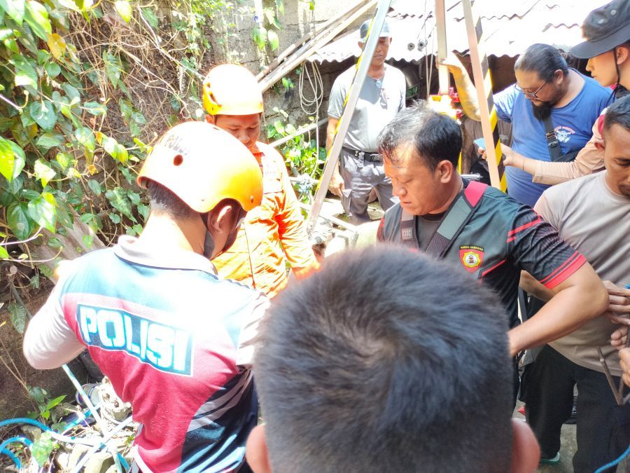Petugas mengevakuasi jenazah IMW yang terjatuh ke dalam sumur rumahnya di Jalan Antasura Gang Tratai, Desa Peguyangan Kangin, Kecamatan, Denpasar Utara, Denpasar, Bali, Kamis (12/3/2026). (foto/hes)