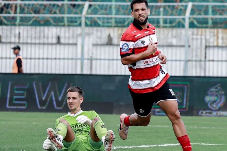 Pemain Madura United Iran Junior melakukan selebrasi setelah menceploskan gol ke gawang Bali United pada laga pekan ke-31 Super League 2025/26, di Stadion Gelora Bangkalan, Madura, Selasa (5/5/2026). (IG Madura United)