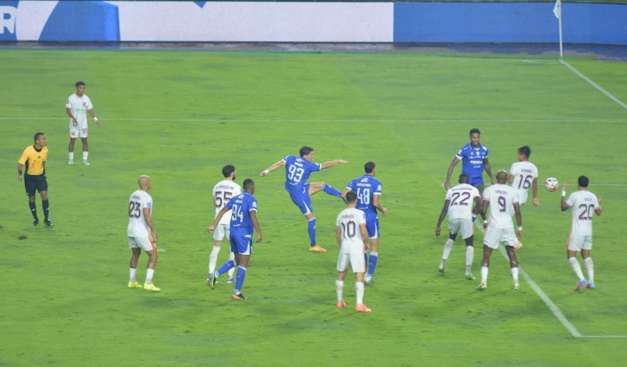 Pemain Persib Bandung, Federico Barba saat melepaskan tembakan yang menghasilkan gol ke gawang Borneo FC pada pertandingan tunda pekan kelima Super League 2025/26 di Stadion Gelora Bandung Lautan Api (GBLA) Bandung, Jawa Barat, Jumat (5/12/2025). (persib.co.id)