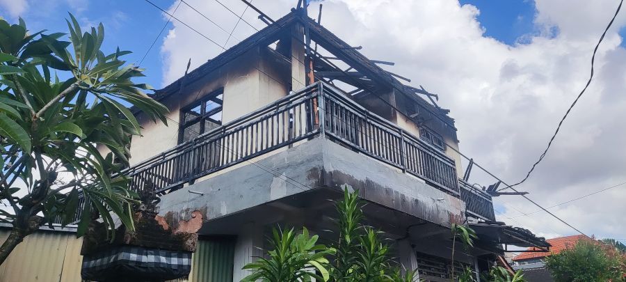 Kamar kos di Jalan Pulau Misol Gang XX, Banjar Sumuh, Desa Dauh Puri Kauh, Denpasar Barat, Denpasar, Bali, ludes terbakar, Kamis (11/6/2026) pagi. (foto/hes)