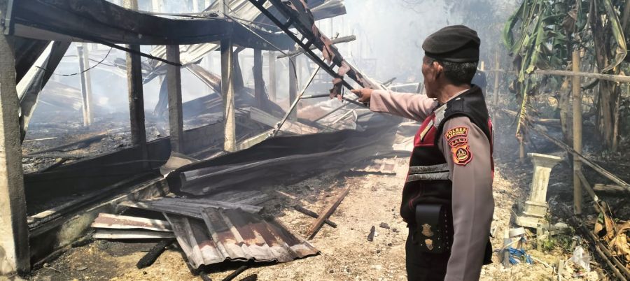 Kandang ayam ludes terbakar di lingkungan Tempek Soga, Banjar Geria, Desa Ayunan, Kecamatan Abiansemal, Badung, Bali, Kamis (1/10/2026). (foto/hes)