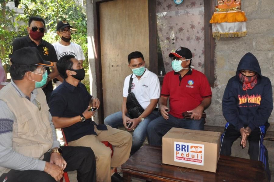 podiumnews.com-Bupati Tabanan Bantu Penderita Kanker di Pujungan