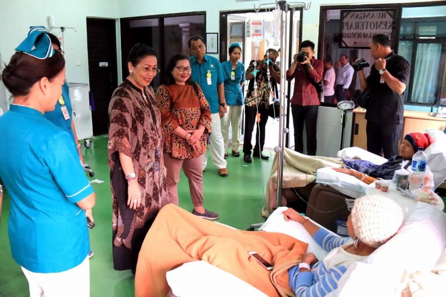 Ny. Putri Koster Ajak Rawat Penderita Kanker Melalui Pendekatan Kasih Sayang