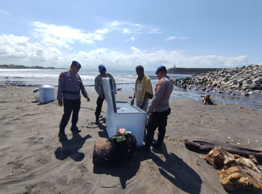 Polisi memeriksa barang-barang dari Kapal Cargo MK Baruna yang tenggelam di perairan Padang Galak, Desa Kesiman Petilan, Kecamatan Denpasar Timur, Denpasar, Bali, Selasa (11/8/2026). (foto/hes)