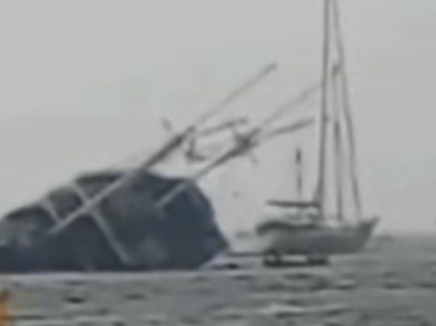 podiumnews.com-Kapal Pinisi Sharandy Of De Seas Tenggelam di Serangan