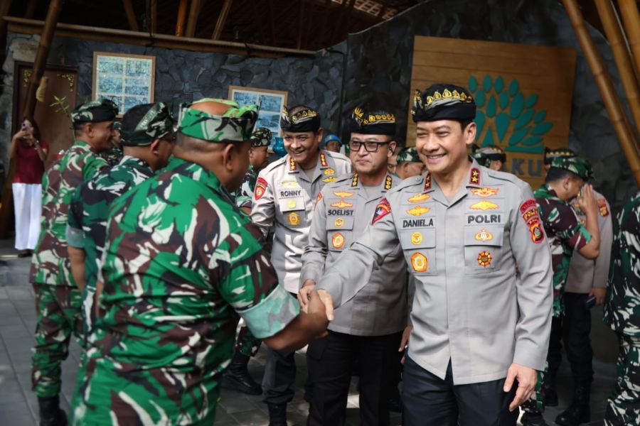 Kapolda Bali Irjen Pol. Daniel Adityajaya, S.H., S.I.K., M.Si., bersama Pangdam IX/Udayana Mayjen TNI Piek Budyakto, S.H., M.H bersilaturahmi di Kuta, Badung, Bali, Rabu (15/7/2026). (foto/hes)