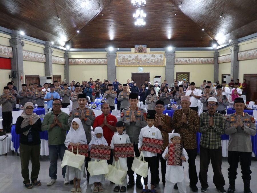 Kapolda Bali Irjenpol Daniel Adityajaya S.H.,S.I.K.,M.Si, melaksanakan acara buka puasa bersama insan pers yang dirangkaikan dengan pemberian santunan kepada anak yatim, bertempat di Gedung Presisi Polda Bali, Denpasar, Rabu (25/2/2026). (foto/hes)