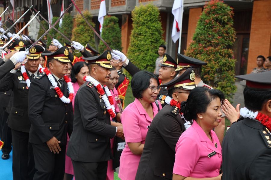 Kapolda Bali Irjen Pol Daniel Adityajaya, S.H., S.I.K., M.Si, resmi melepas 366 personel yang terdiri dari anggota Polri dan Pegawai Negeri Sipil (PNS) yang kini memasuki masa pension, dalam upacara Wisuda Purna Bhakti Tahun Anggaran 2026 di Mapolda Bali, Denpasar, Senin (31/8/2026). (foto/hes)