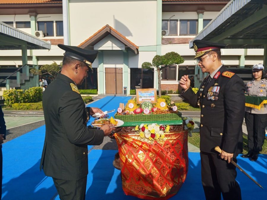 Kapolda Bali Irjen Pol Daniel Adityajaya memotong tumpeng peringatan HUT ke-81 TNI, lalu diserahkan kepada Kasdam IX/Udayana Brigjen TNI Taufiq Hanafi, pada peringatan HUT Ke-81 TNI, di lapangan Makorem 163/Wira Satya, Denpasar, Bali, Senin (5/10/2026). (foto/hes)