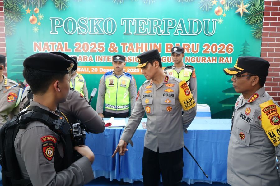 Kapolda Bali Irjen Pol. Daniel Adityajaya, S.H., S.I.K., M.Si., meninjau Posko Terpadu Natal 2025 dan Tahun Baru 2026 di Terminal Domestik Bandara I Gusti Ngurah Rai, Badung, Bali, Senin (22/12/2025). (foto/hes)