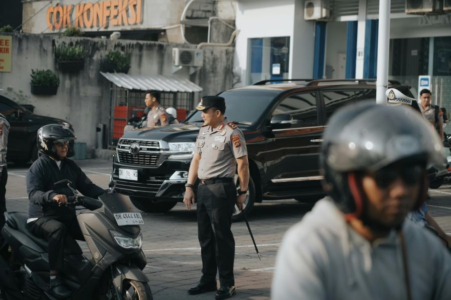 Kapolda Bali Irjen Pol. Dr. Pasma Royce, S.I.K., M.H. terlihat langsung turun ke jalan mengatur lalu lintas di Jalan Nusa Indah, Sumerta Kelod, Denpasar Timur, Denpasar, Bali, Senin (19/10/2026). (foto/hes)