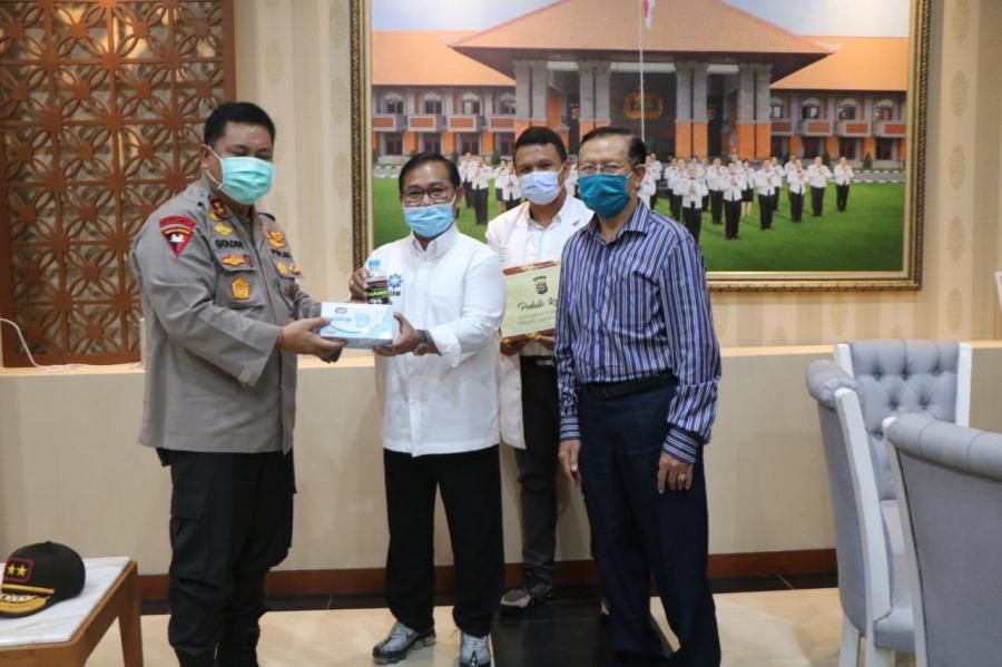 podiumnews.com-Kapolda Bali Beri Bantuan APD ke RS Bali Mandara