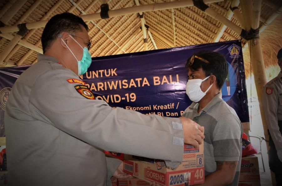 podiumnews.com-Polda Bali Distribusikan Bantuan Bagi Pelaku Pariwisata di Nusa Penida
