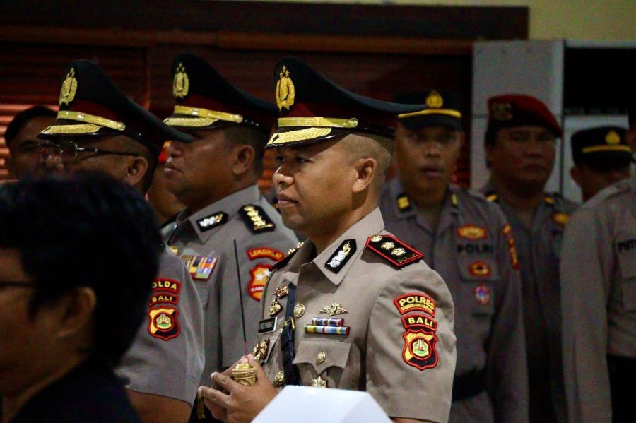 Kapolda Bali Irjen Pol. Daniel Adityajaya, S.H., S.I.K., M.Si memimpin sertijab Kapolres Bandara Ngura Rai dan beberapa pejabat utama lainnya, di Gedung Presisi Polda Bali, Denpasar, Bali, Kamis (30/7/2026). (foto/hes)