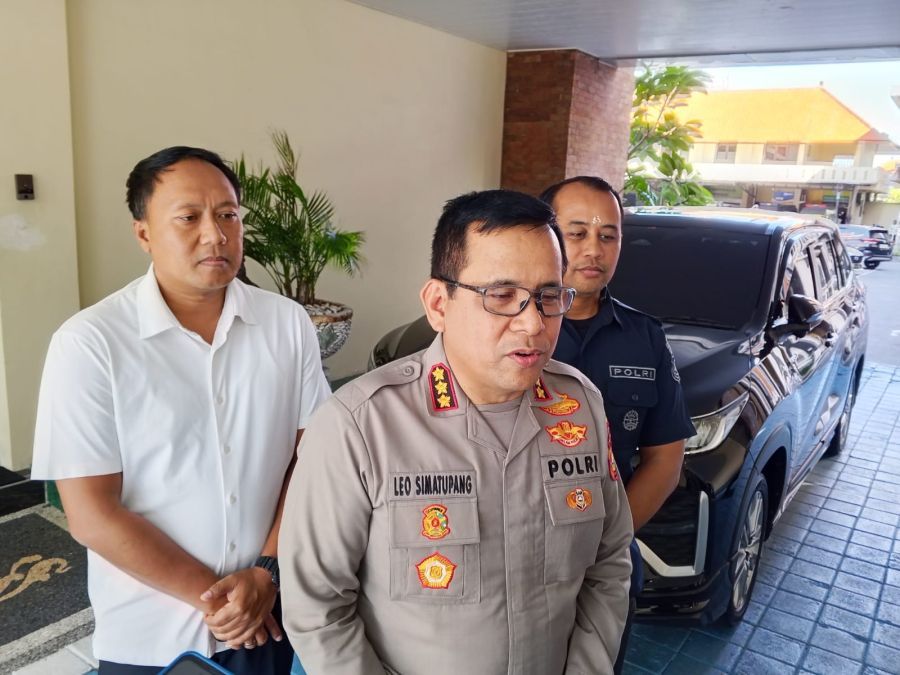 Kapolresta Denpasar Kombes Pol Leonardo D. Simatupang menyampaikan klarifikasi bahwa tidak melakukan perampasan HP milik terlapor oknum yang mengaku wartawan online. (foto/hes)