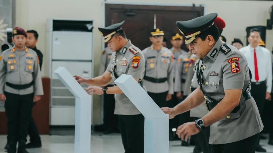 Kapolda Bali Irjen Pol. Dr. Pasma Royce, S.I.K., M.H., memimpin upacara serah terima jabatan (sertijab) Kepala Bidang Laboratorium Forensik (Kabid Labfor) dan Kapolresta Denpasar di Gedung Presisi Polda Bali, Denpasar, Senin (19/10/2026). (foto/hes)