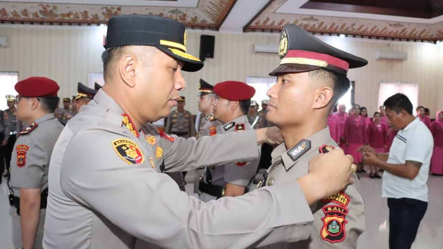 Kapolresta Denpasar, Kombes Pol. Muhammad Iqbal Simatupang, S.I.K., M.H. memimpin Sertijab Kabagops, Kapolsek jajaran, Kasatreskrim dan Kasatresnarkoba, di Gedung Pesat Gatra Lantai III Polresta Denpasar, Selasa (20/1/2026). (foto/hes)