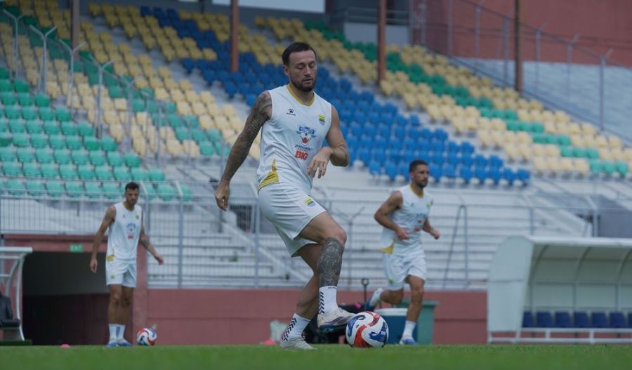 Kapten Persib Bandung, Marc Klok dalam sesi latihan di Surabaya, Jumat (28/11/2025). (persib.co.id)