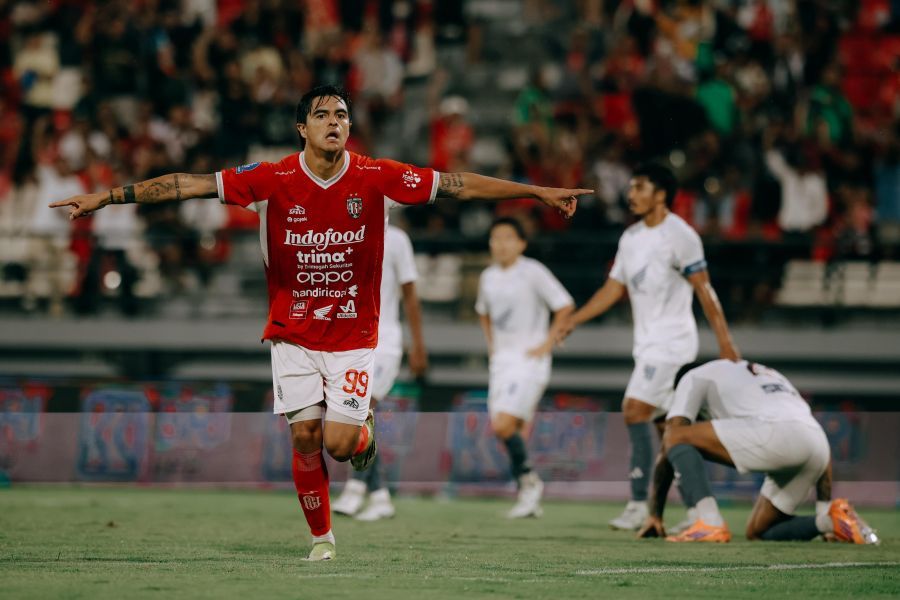 Pemain Bali United Diego Campos melakukan selebrasi setelah menceploskan gol ke gawang PSM Makassar di partai pekan ke-30 BRI Super League 2025/26, di Stadion Kapten I Wayan Dipta, Gianyar, Bali, Senin (27/4/2026). (baliutd)