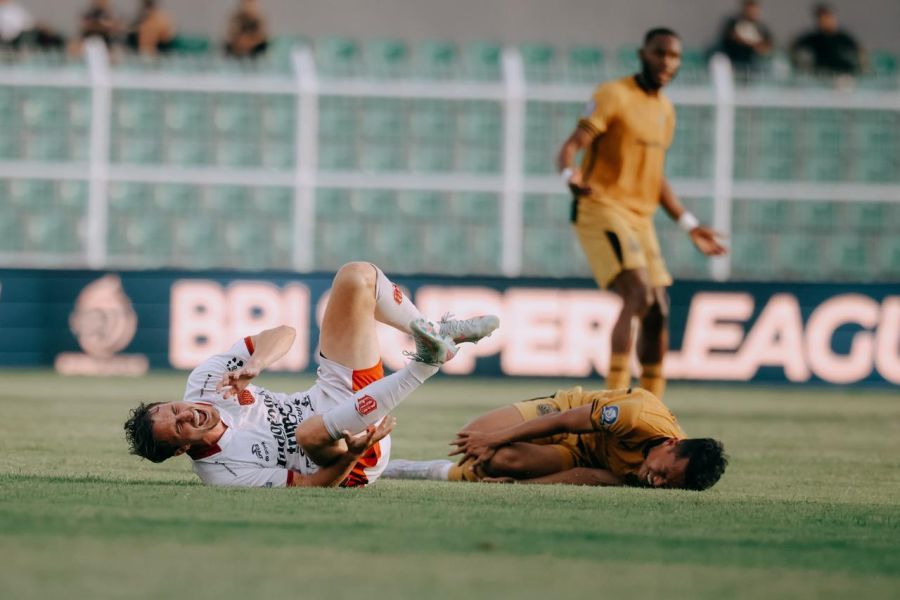 Momen pahit Tim Receveur: dilanggar keras, engkel berdarah, justru dikartu merah wasit. Bali United kecewa berat. (Bali United)